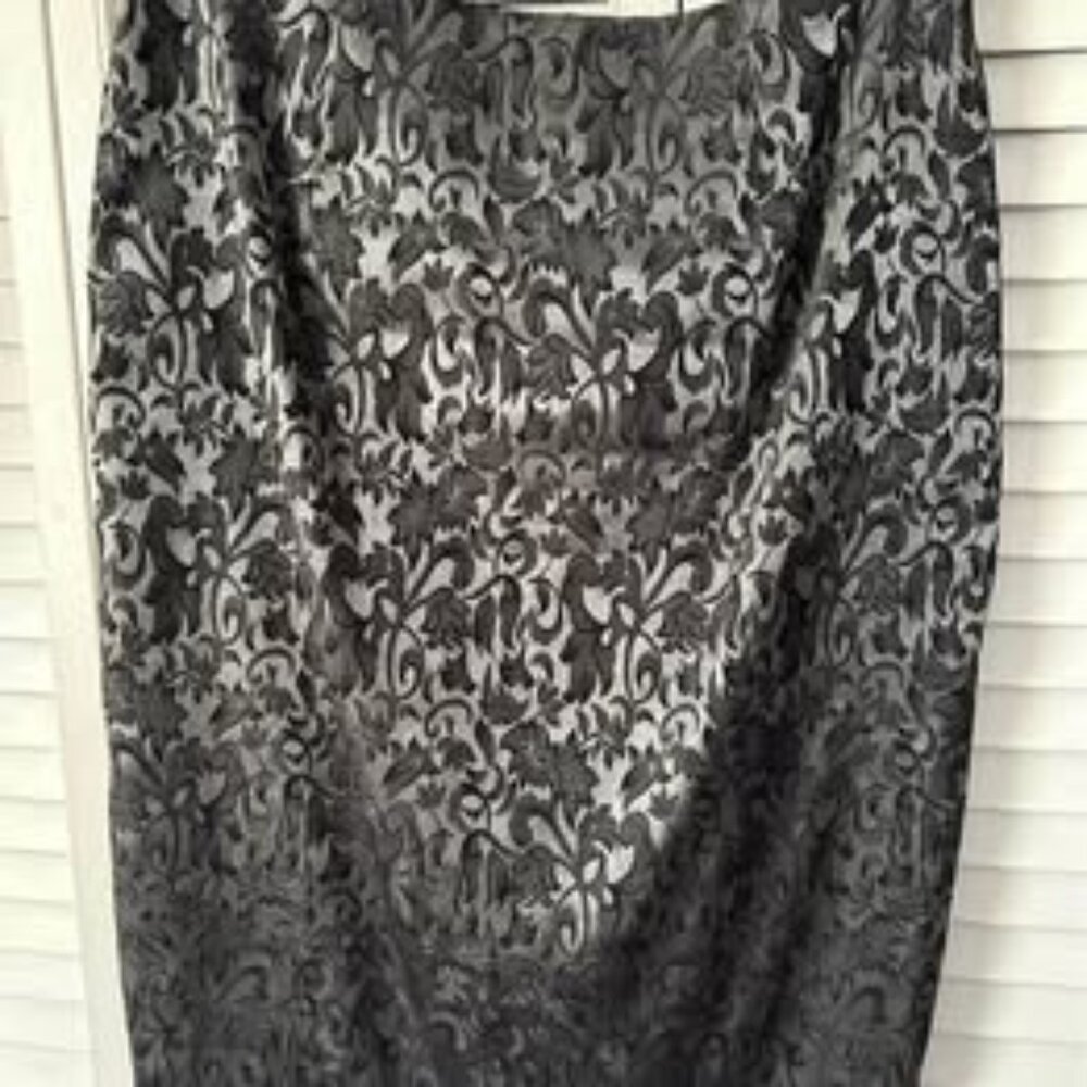 Newport News fancy satin skirt size 4 but fits like a 6